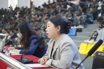 我校教务处教学运行科科长贾雅晶为新生作“教学管理”专题教育